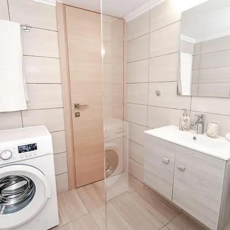 Chistina's Brand New Apartment Kyparissia